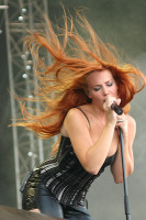 44218845_1243175166_Epica_simone_simons.jpg