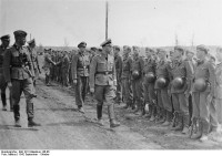 Bundesarchiv_Bild_101III-Moebius-146-06,_Russland,_Heinrich_Himmler_bei_Frontbesuch.jpg