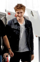 gallery_enlarged-robert-pattinson-eclipse-edward-cullen-photos-08272009-02.jpg