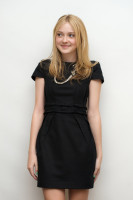 kinopoisk.ru-Dakota-Fanning-1079744.jpg