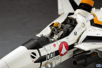 Hasegawa-148-Macross-VF-1S-Valkyrie-Platoon-Skull-Mode-02.jpg