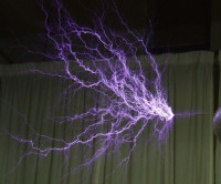 722px-Tesla-coil-discharge.jpg