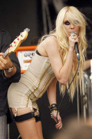 Taylor_Momsen_Pretty_Reckless_Picture_67.jpg