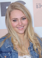 annasophia-robb-long-curly-blonde.jpg