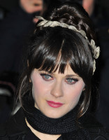 79322-zooeydeschanel-1208yesmanukpremiere10-122-11.jpg