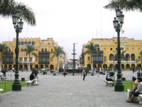 Square_in_Lima_Peru_01.jpg