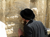 A_man_prays_at_the_Western_Wall_in_Jerusalem.jpg