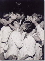 1957_march_st_louis_elvis_with_fans_408.jpg