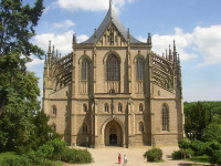 800px-Kutna_Hora_CZ_St_Barbara_Cathedral_front_vie.JPG