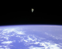 Astronaut_Space_Walk_Free_Fly.jpg