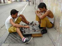 Children_Playing_Chess_on_the_Street_-_Santiago_de.jpg