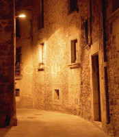 2226054-706585-medieval-deserted-alley-at-night-wi.jpg