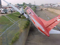 northwest-airlines-plane-in-the-gutter_small.jpg