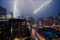 lightning_storm_cn-tower_02.jpg