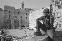 Israeli-Soldier-Guards-Western-Wall.jpg