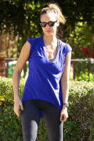 jessica-alba-pregnant-blue-shirt-03.jpg