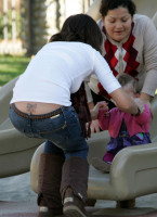 54784_Celebs4ever-com_Jessica_Alba_and_her_daughte.jpg