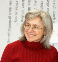 Anna_Politkovskaja_im_GesprÃ¤ch_mit_Christhard_LÃ¤.jpg