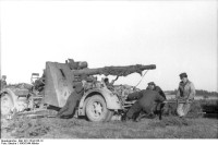 Bundesarchiv_Bild_101I-724-0135-13,_Schwere_Flak_i.jpg