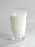 450px-Milk_glass.jpg