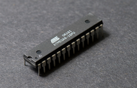 1200px-ATmega8_01_Pengo.jpg