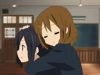 yui-hugging-azusa-001.jpg