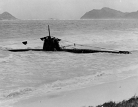 HA-19_Japanese_midget_submarine_grounded_on_an_Oah.jpg