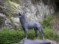 Honshu-wolf_statue.jpg