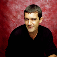 003-men-antonio-banderas-black-shoots-starwiki.org.jpg