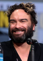 1200px-Johnny_Galecki_by_Gage_Skidmore.jpg