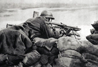 Belgian_machinegunner_in_1918_guarding_trench.jpg