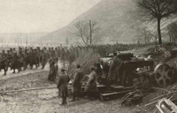 Austrian_30.5_cm_artillery_and_Rumanian_prisoners.jpg