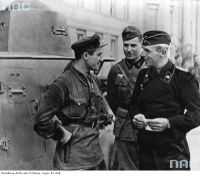 Soviet-and-German-soldiers-friendly-conversation-i.jpg