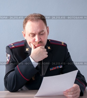 muzhchina-politseiskii-chitaet-sereznyi-dokument-0.jpg