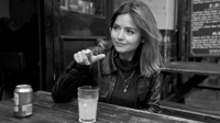 dzhenna-koulman-jenna-coleman-aktrisa-sidit-za-sto.jpg